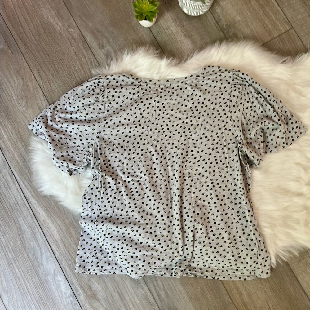 LOFT | Gray Mini Flower Daisy Pattern Flutter Sleeves Women's Top (L) - Picture 7 of 7